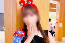 大阪・関西万博で、あられもない姿をする女性インフルエンサーが現れた（Xより）