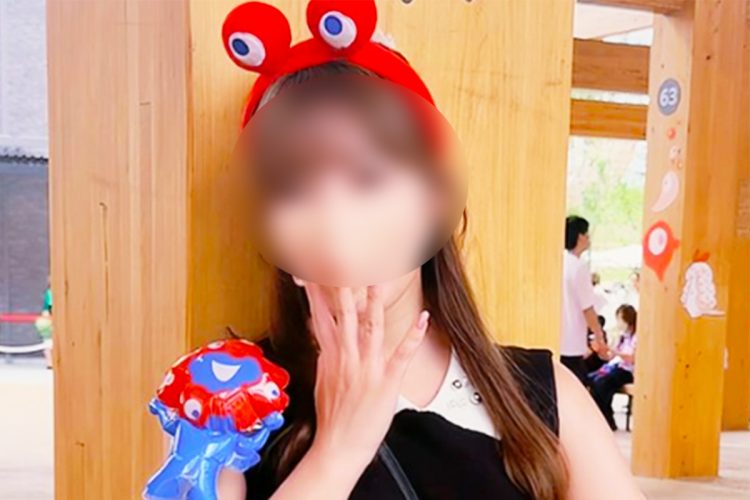 大阪・関西万博で、あられもない姿をする女性インフルエンサーが現れた（Xより）