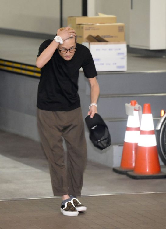 帽子をとって謝罪する松岡昌宏（写真／共同通信社）