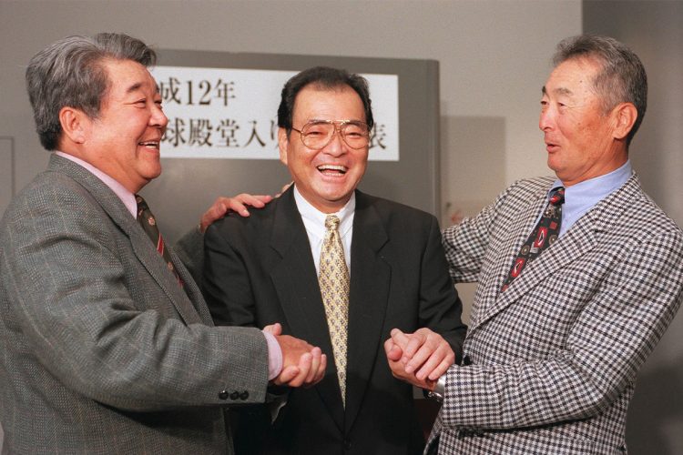 野球殿堂入り祝福される米田氏(左は稲尾和久氏、右は金田正一氏)