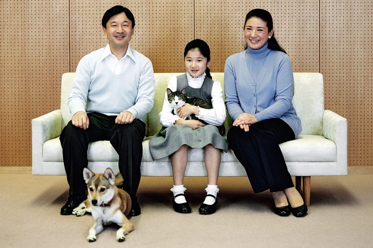 陛下の足元にいるのは由莉（2010年12月、東京・港区／宮内庁提供）