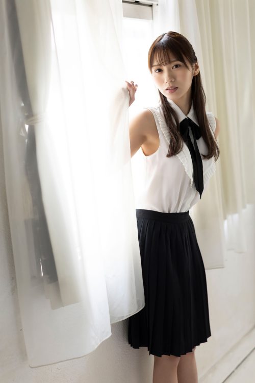 キュートで巨乳な彼女が裸体を披露するデジタル写真集『兒玉七海 S級美女のFカップBODY完全開放』が各電子書店で発売中
