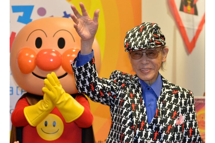 アンパンマンとやなせたかし氏（時事通信フォト）