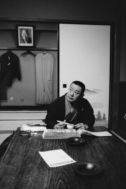 【古今亭志ん朝】橘氏は〈ちょっとした仕草のどこを撮っても一枚の絵画になった〉と振り返る。1995年から演芸写真を撮る橘氏は、2001年に63歳で亡くなるまでの志ん朝の姿をカメラに収めた