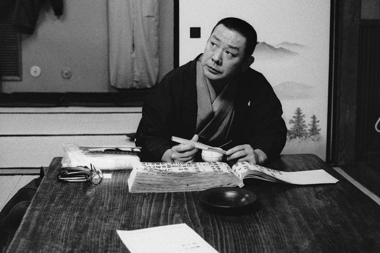 【古今亭志ん朝】橘氏は〈ちょっとした仕草のどこを撮っても一枚の絵画になった〉と振り返る。1995年から演芸写真を撮る橘氏は、2001年に63歳で亡くなるまでの志ん朝の姿をカメラに収めた