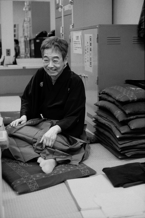 【立川談志】橘氏は楽屋で聞いた談志の言葉の中で「俺は落語家やってんじゃねえ。落語使って立川談志やってんだ」という一言が心に残っている。写真集では〈談志という宇宙〉と評した