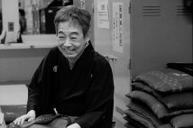 【立川談志】橘氏は楽屋で聞いた談志の言葉の中で「俺は落語家やってんじゃねえ。落語使って立川談志やってんだ」という一言が心に残っている。写真集では〈談志という宇宙〉と評した