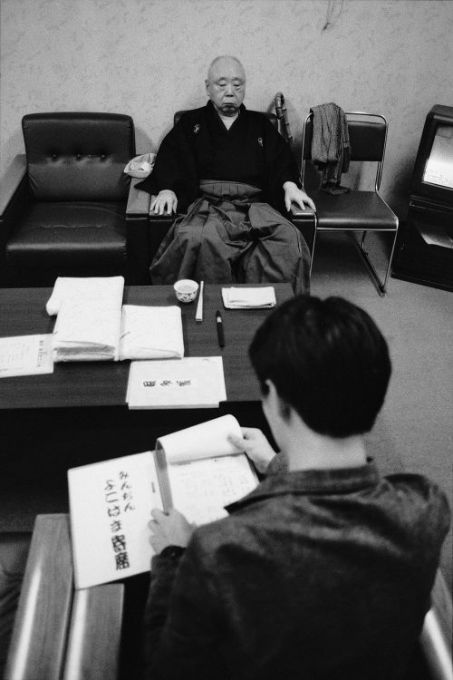 【五代目柳家小さん】志ん朝の逝去から7か月、2002年に亡くなった晩年の小さんを収めた貴重な一枚。橘氏は1995年5月上席の楽屋入り初日に見た〈根多帳を捲る神々しいまでの〉姿を記憶している。向かいに座るのは孫の柳家花緑