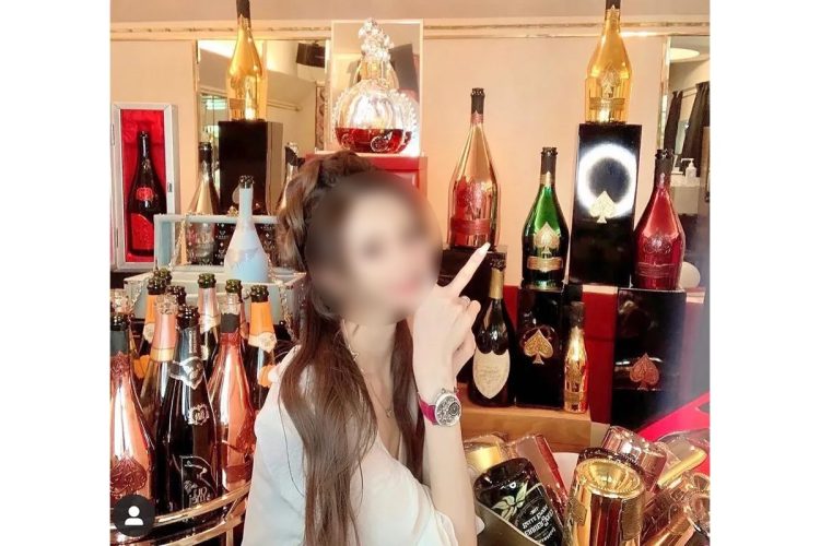 シャンパンを開ける音が連発していた店内(インスタグラムより)