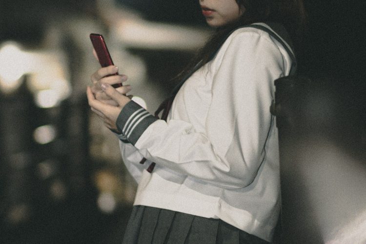苦しい胸の内をSNSに投稿する若者は多い（イメージ）