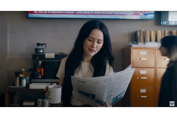 オフィスでマグカップ片手に歩き、別の手に持った新聞に視線を落とす「AI真美子さん」(『Dodgers Nation』の公式YouTubeチャンネルより)
