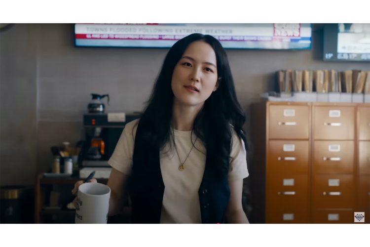長い髪をなびかせて歩く「AI真美子さん」(『Dodgers Nation』の公式YouTubeチャンネルより)