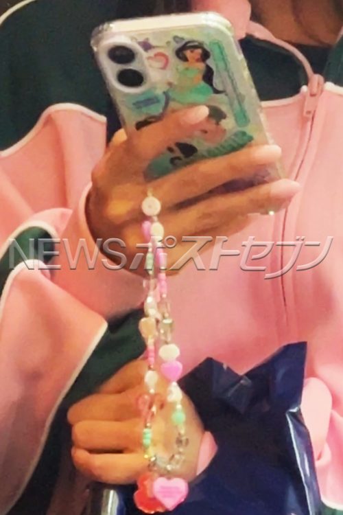スマホのスッテカーやストラップはお揃いのようだ
