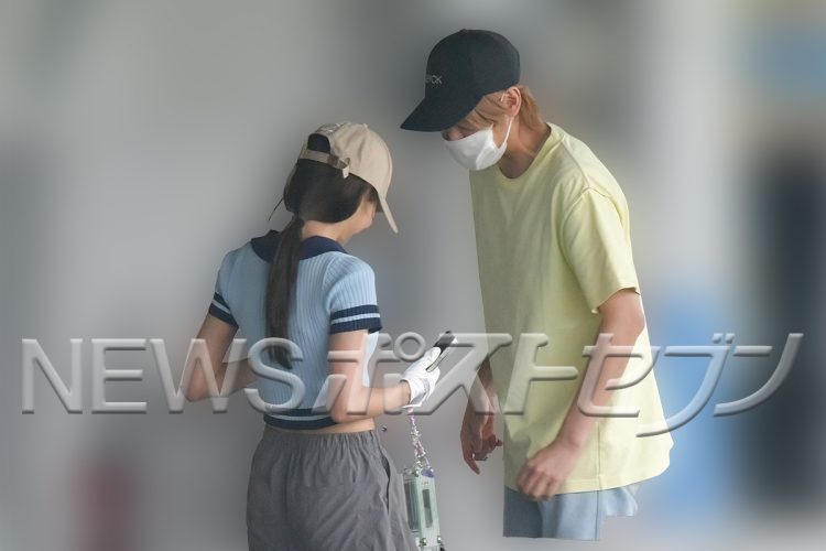 向かい合いながら、仲睦まじい様子で会話する姿も