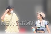 目を合わせてラブラブな様子を見せる2人