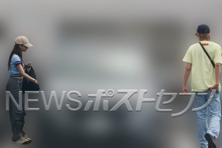 車に乗り込む2人