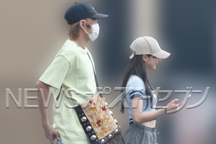 個性的なデザインのバッグを持った中間
