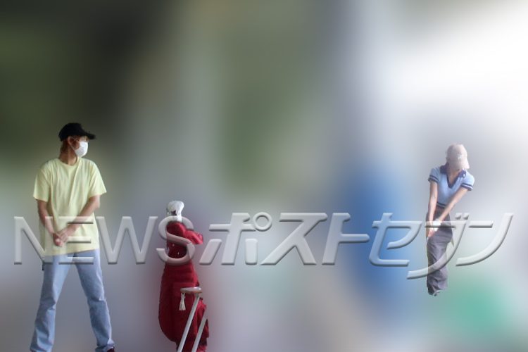“ジャンボリお姉さん”のゴルフ練習を背後から見守る中間