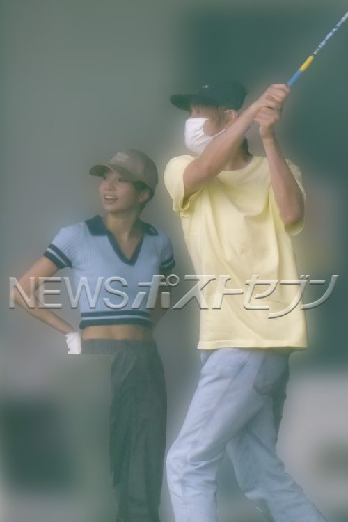 中間が飛ばしたボールを目で追う林