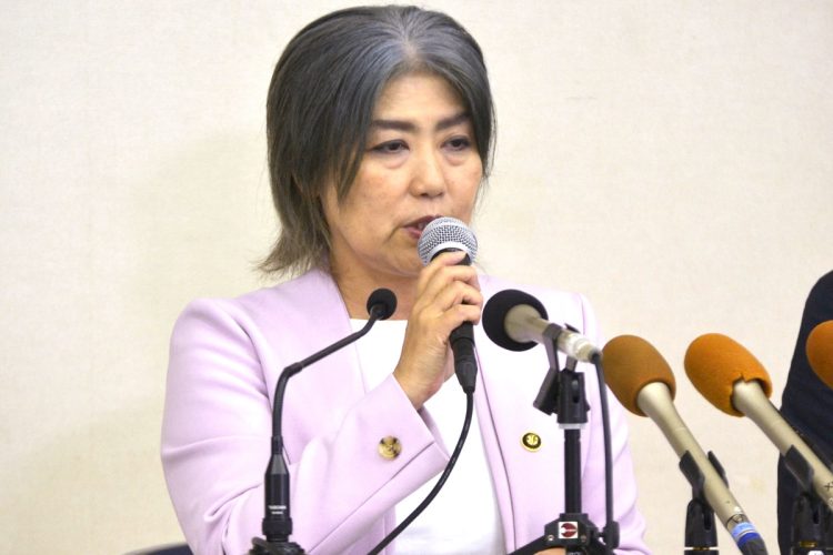 記者会見する静岡県伊東市の田久保真紀市長。ピンクのジャケットが注目を集めた（時事通信フォト）