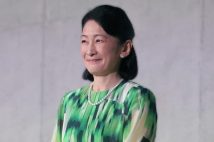 グリーンの縞柄のワンピースをお召しになった紀子さま(7月3日撮影、時事通信フォト)