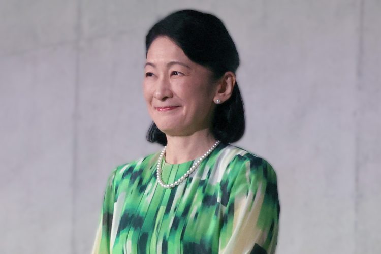グリーンの縞柄のワンピースをお召しになった紀子さま（7月3日撮影、時事通信フォト）