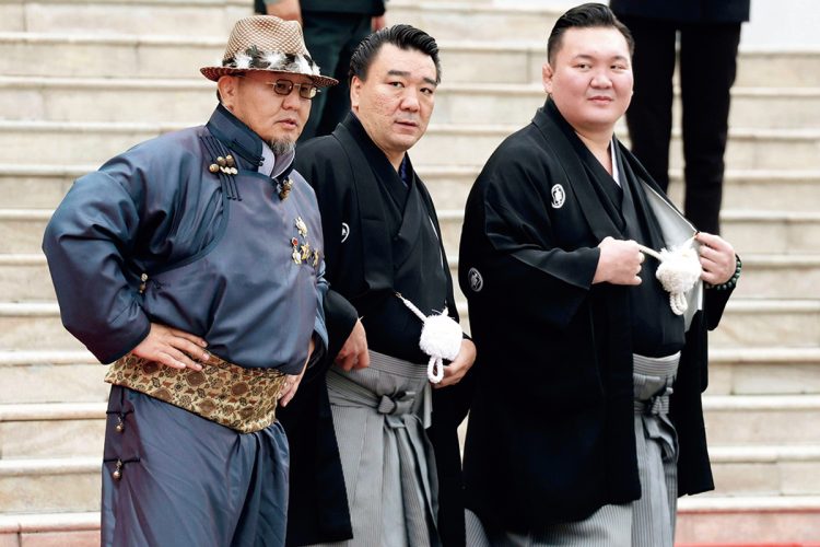 歓迎式典にはモンゴル出身の元横綱、（写真左から）朝青龍（44）、日馬富士（41）、白鵬（40）も出席した（8日)
