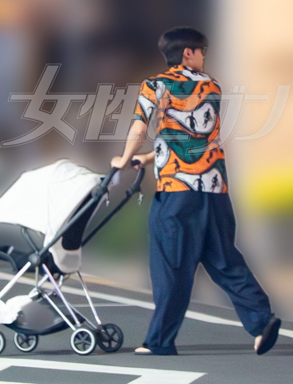 姪のベビーカーをおす中川