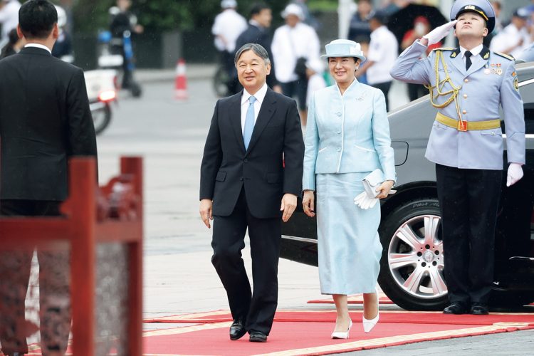 フレルスフ大統領夫妻との歓迎式典に出席するため、スフバートル広場に到着された両陛下。民族衣装を着た子供たちから渡された花束を、笑顔で受け取られた（8日）