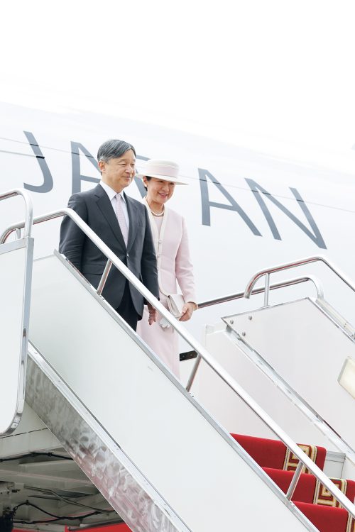 約5時間のフライトを経て、モンゴルのチンギス・ハーン国際空港に到着されたおふたり