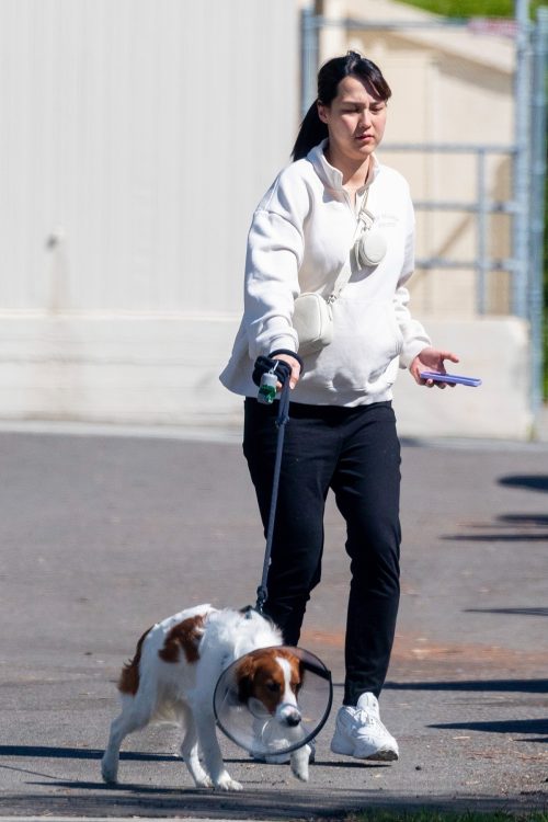 自ら運転する真美子さん<span data-teams="true">(提供:Backgrid)</span>