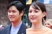 手を繋いでレッドカーペットを歩いた大谷と真美子さん(時事通信)