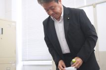 記者会見の退出時に一礼する自民党の鶴保庸介参院議員。7月9日、和歌山県庁(時事通信フォト)