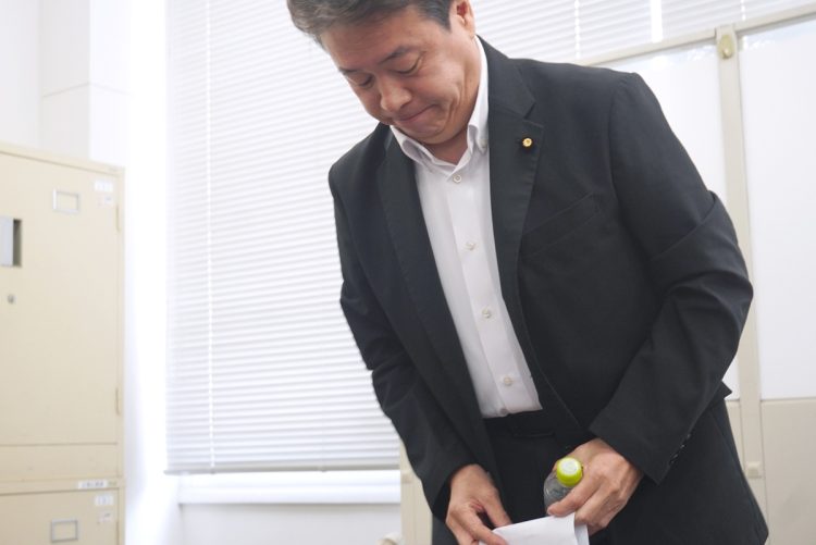 記者会見の退出時に一礼する自民党の鶴保庸介参院議員。7月9日、和歌山県庁（時事通信フォト）
