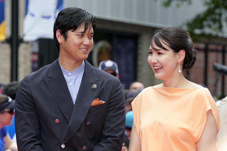 今年はオレンジのワンピースで登場した真美子さん（共同通信）