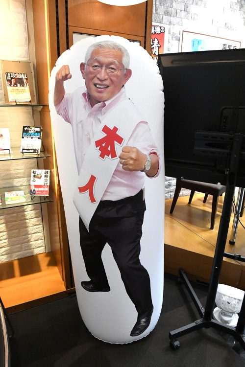メディアにも遊説先を一切知らせない異例の選挙戦を展開