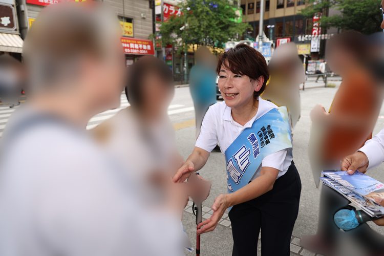 当選した場合に政党に合流する可能性はあるのか（時事通信フォト）