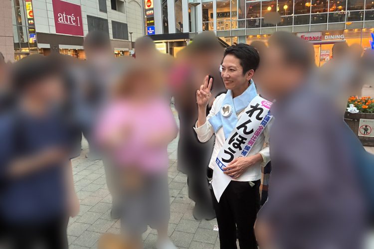 笑顔で応援者たちと写真を撮る蓮舫氏