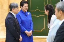 日本人とゆかりのあるモンゴル人と話される両陛下(2025年7月11日、撮影/横田紋子)