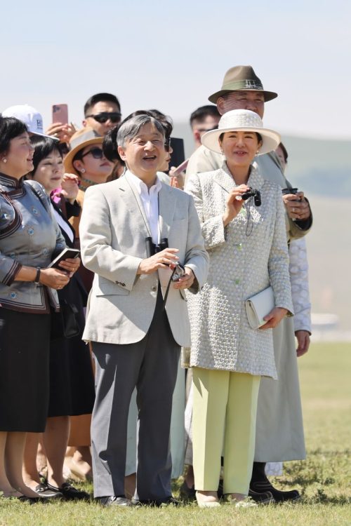 競馬競技を御覧になる両陛下（2025年7月12日、撮影／横田紋子）