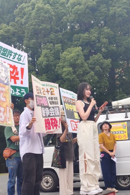 集団の前でニノミヤさん