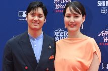 レッドカーペットに登壇した大谷夫妻(時事通信フォト)
