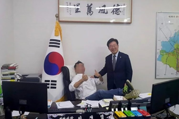 市長執務室での疑惑の写真（オンラインコミュニティより）