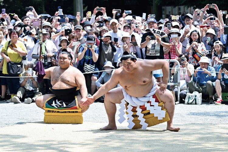 太刀持ちに元大関の高安を従えて熱田神宮での奉納土俵入りを行なった