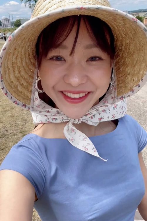 麦わら帽子を被った吉田知那美選手(Instagramより)