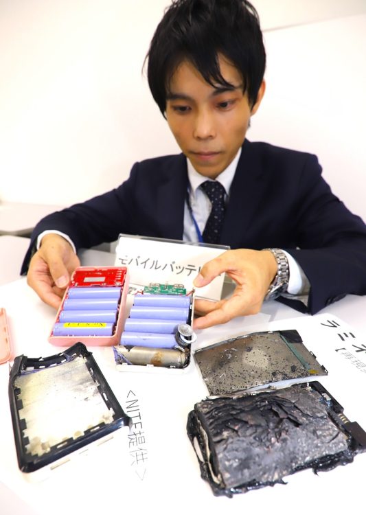 事故や再現実験で発熱したリチウムイオン電池が入ったモバイルバッテリー=2024年12月、東京・霞が関の消費者庁(時事通信フォト)