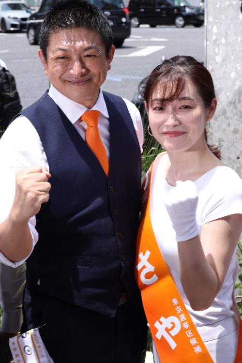 神谷宗幣代表とさや氏（時事通信フォト）