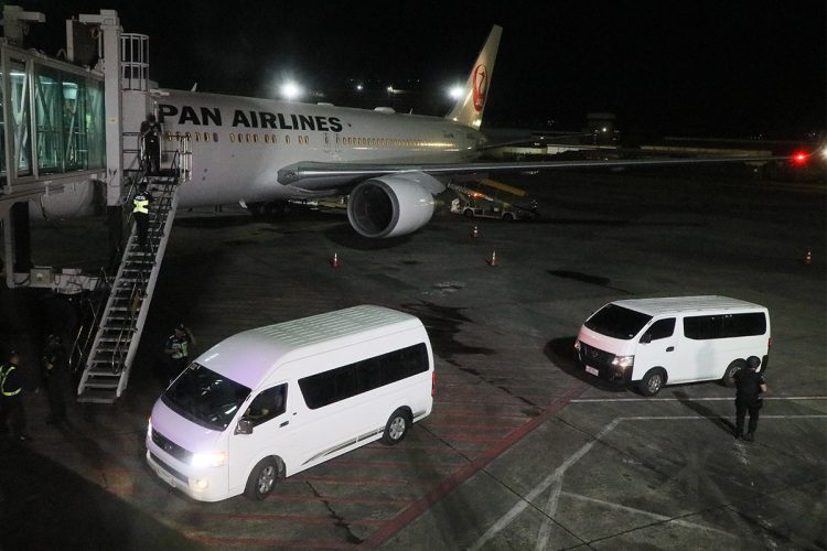 強制送還のためニノイ・アキノ国際空港に移送された渡辺優樹、小島智信両容疑者を乗せて飛行機の下に向かう車両(2023年撮影、時事通信フォト)