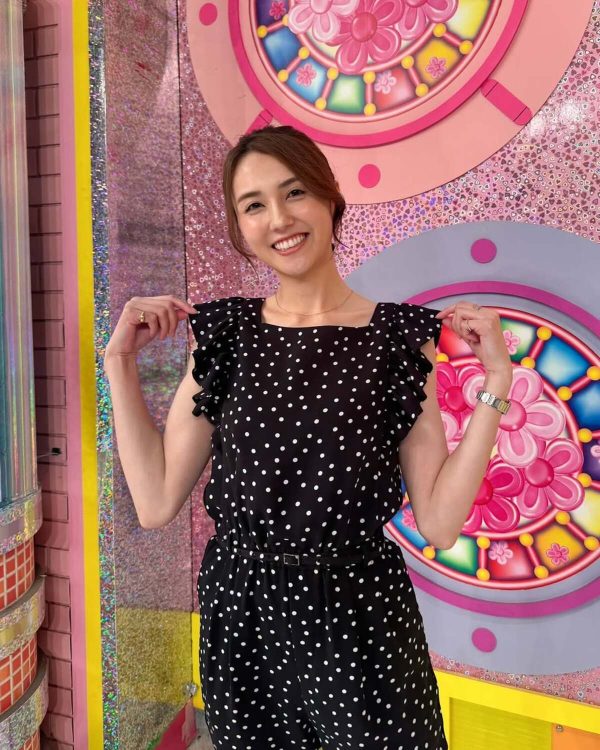 ドットのワンピース姿の山形純菜アナ（インスタグラムより）