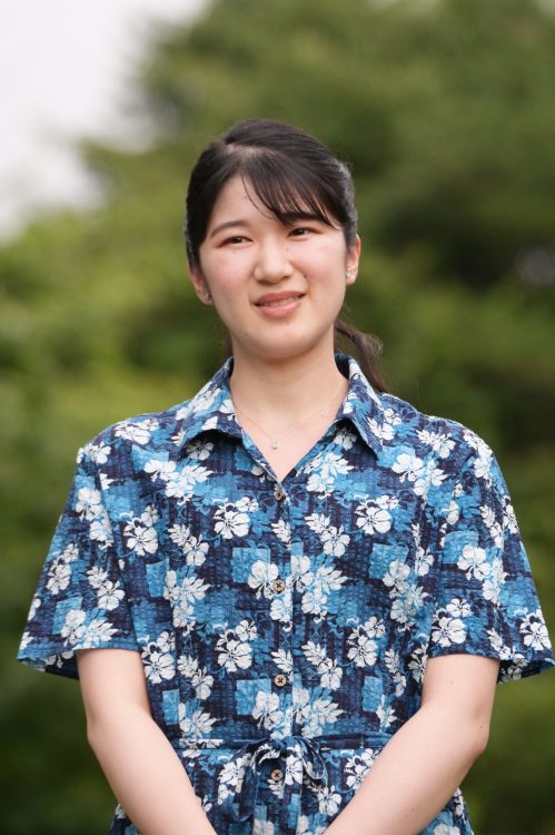 ハイビスカス柄のワンピースをお召しになる愛子さま（2025年7月、栃木県・那須郡。撮影／JMPA） 